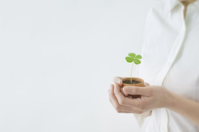 女性のお腹に生える毛はとても目立つ?